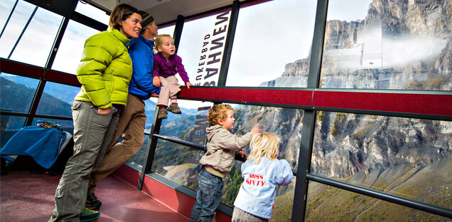 Familie in der Gemmibahn Familie in der Gemmibahn