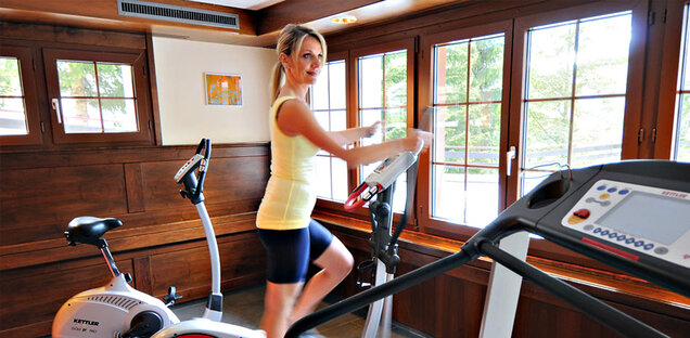 Fitnessraum mit Ergometer, Ellipsentrainer, Powerplate und Laufband Fitnessraum mit Ergometer, Ellipsentrainer, Powerplate und Laufband